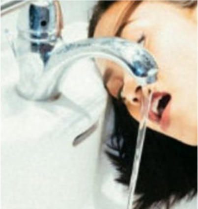 Zahnbürstenhygiene - Mundausspülen unhygienisch mit verrenktem Kopf unter der Armatur